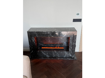 Электрокамин из мрамора Nero Marquina