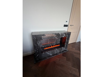 Электрокамин из мрамора Nero Marquina