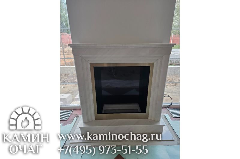 Каминный портал из мрамора Thassos и Nero Marquina